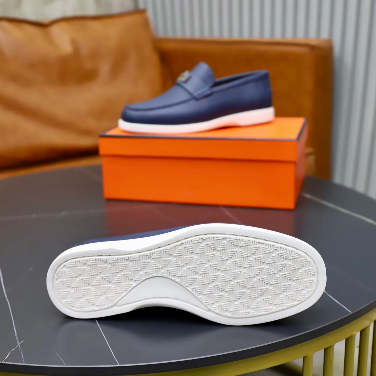 Ex-factory price: 560💰Hermès/Hermès slip-on men's shoes. This shoe is made of imported pebbled cowhide. It has simple and smooth lines and is combined with aerodynamically designed 3CM rubber foam ultra-light soles! Youthful and fashionable, classic H-shaped hardware buckle decoration, calf lining gently wraps the feet, with logo cowhide feet, casual and urban style, highlighting youthful vitality, sports and leisure version, super versatile, code number: 38-39-40-41-42-43-44 standard leather shoe size (45 can be customized but does not support returns)
